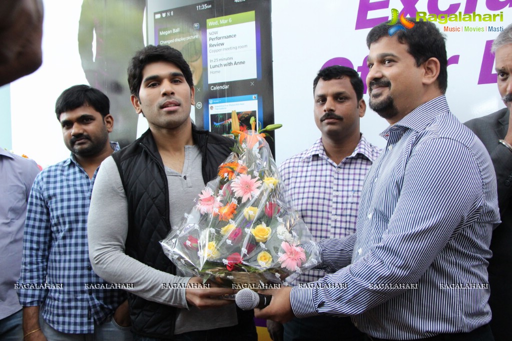 Allu Sirish launches Exclusive Offer on Blackberry Z10 at Lot Mobiles, Hyderabad