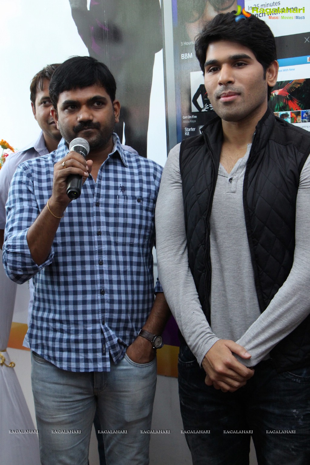 Allu Sirish launches Exclusive Offer on Blackberry Z10 at Lot Mobiles, Hyderabad