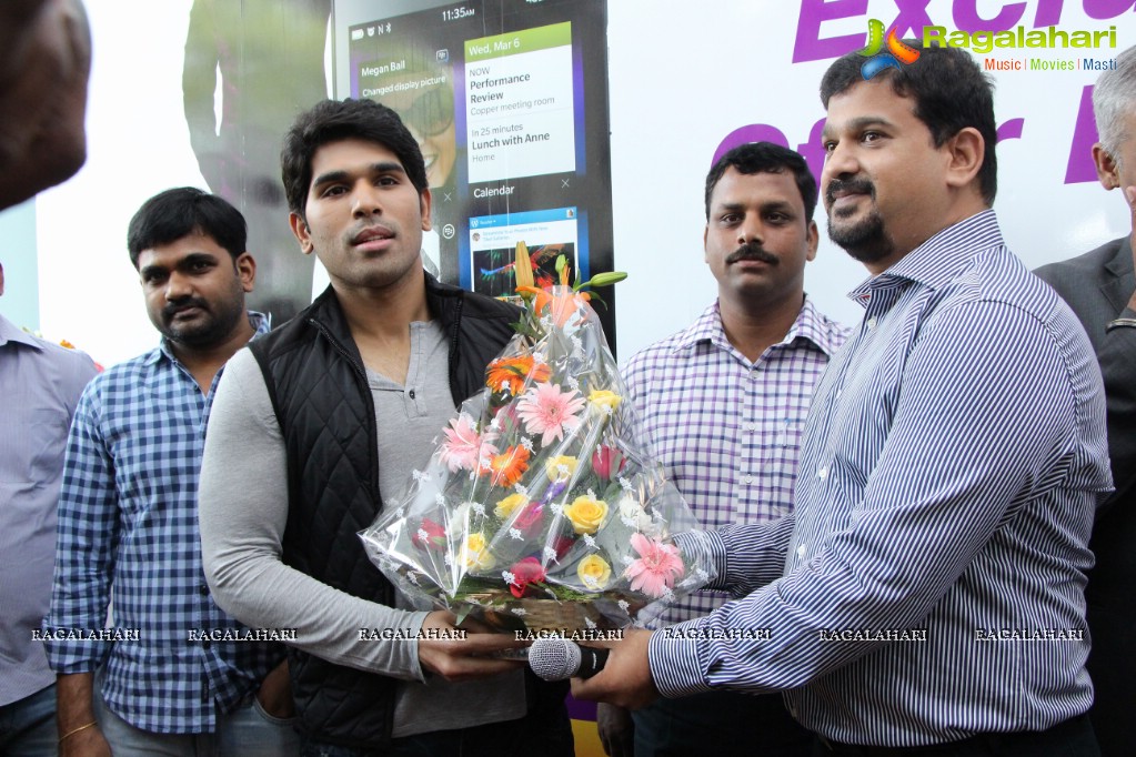 Allu Sirish launches Exclusive Offer on Blackberry Z10 at Lot Mobiles, Hyderabad