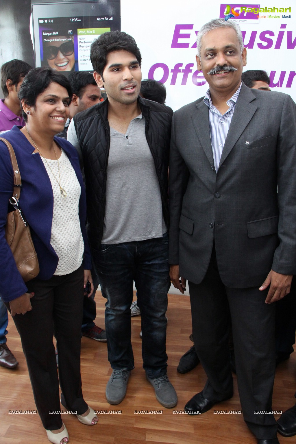 Allu Sirish launches Exclusive Offer on Blackberry Z10 at Lot Mobiles, Hyderabad