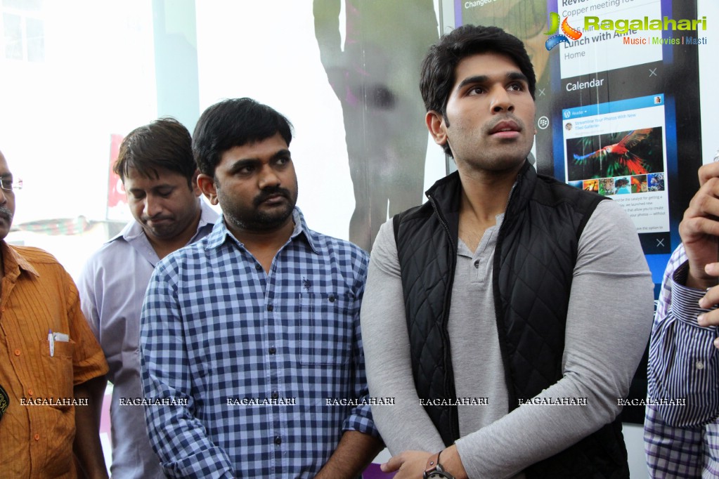 Allu Sirish launches Exclusive Offer on Blackberry Z10 at Lot Mobiles, Hyderabad