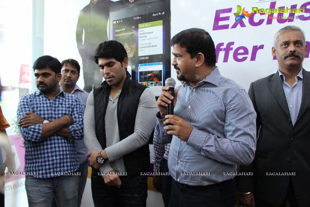 Allu Sirish launches Exclusive Offer on Blackberry Z10 at Lot Mobiles, Hyderabad