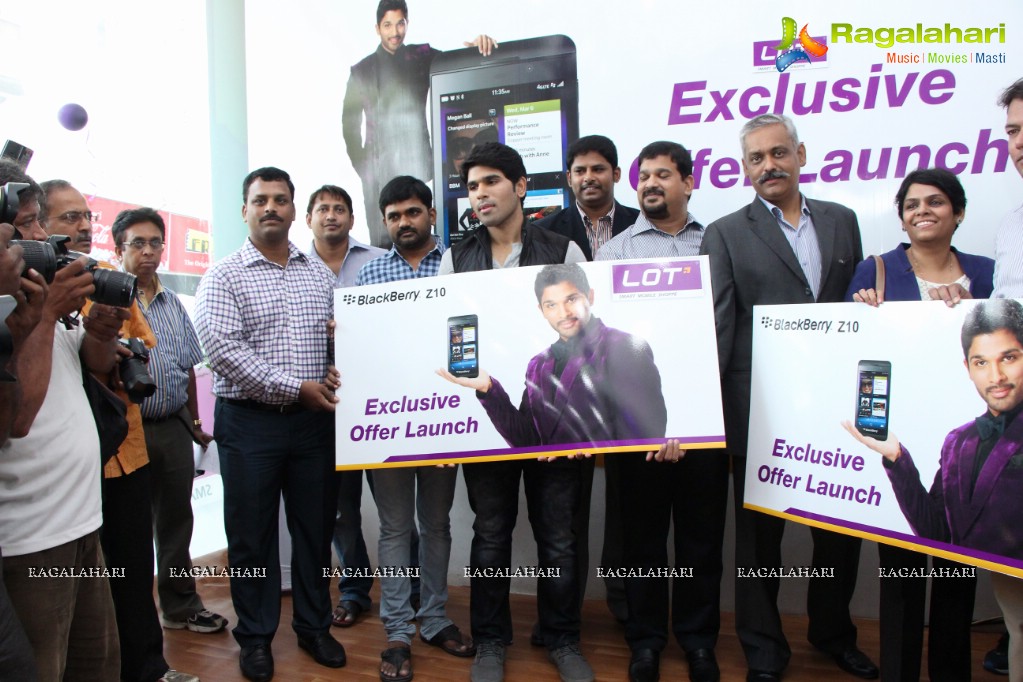 Allu Sirish launches Exclusive Offer on Blackberry Z10 at Lot Mobiles, Hyderabad