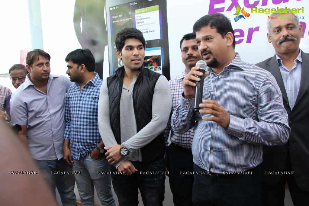 Allu Sirish launches Exclusive Offer on Blackberry Z10 at Lot Mobiles, Hyderabad