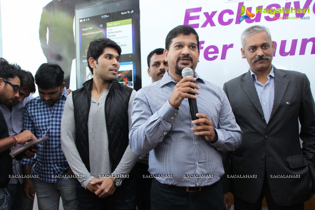 Allu Sirish launches Exclusive Offer on Blackberry Z10 at Lot Mobiles, Hyderabad