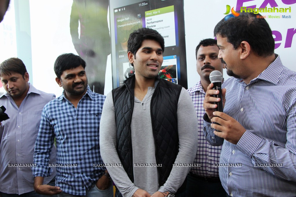 Allu Sirish launches Exclusive Offer on Blackberry Z10 at Lot Mobiles, Hyderabad