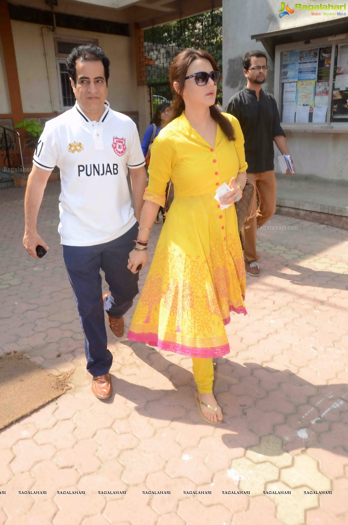 Bollywood Celebs at Lok Sabha Polls 2014