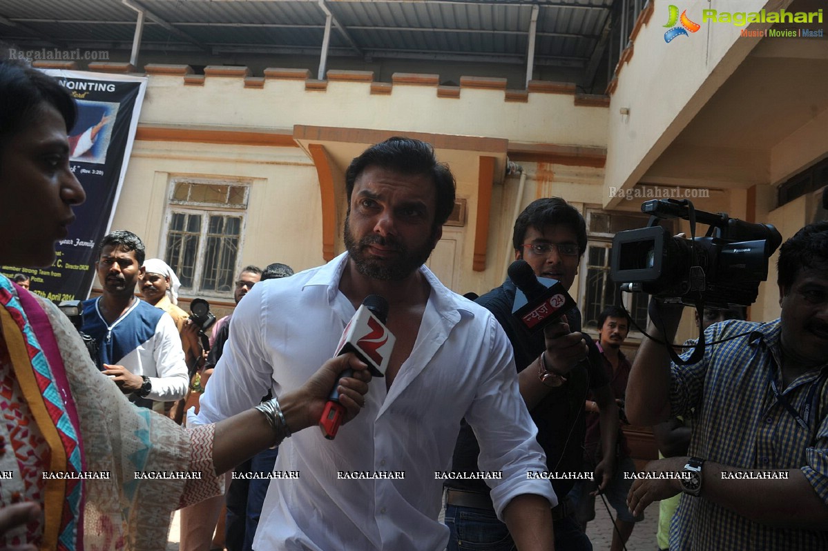 Bollywood Celebs at Lok Sabha Polls 2014