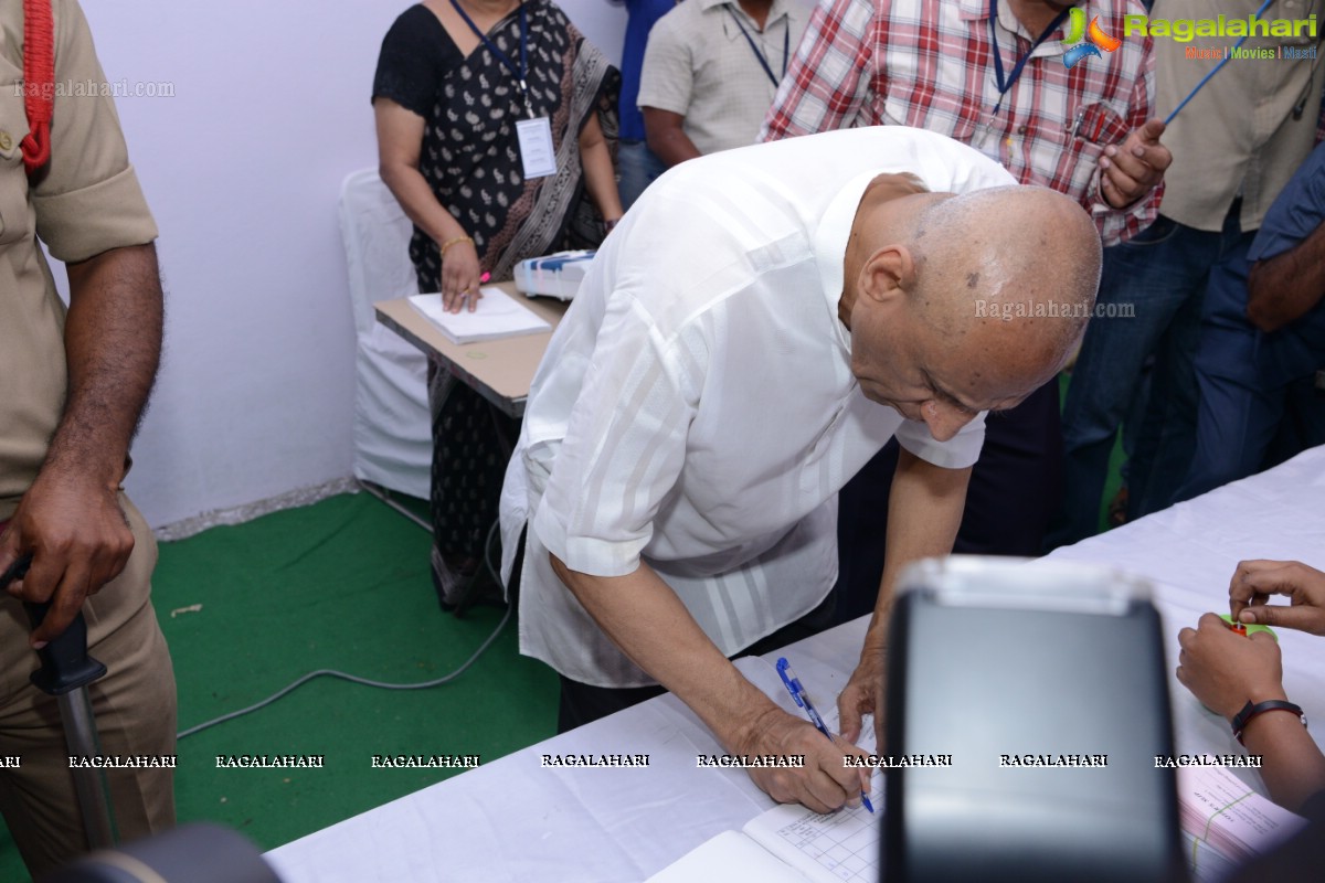 Governor ESL Narasimhan casts his vote at Anganwadi Center, Hyderabad