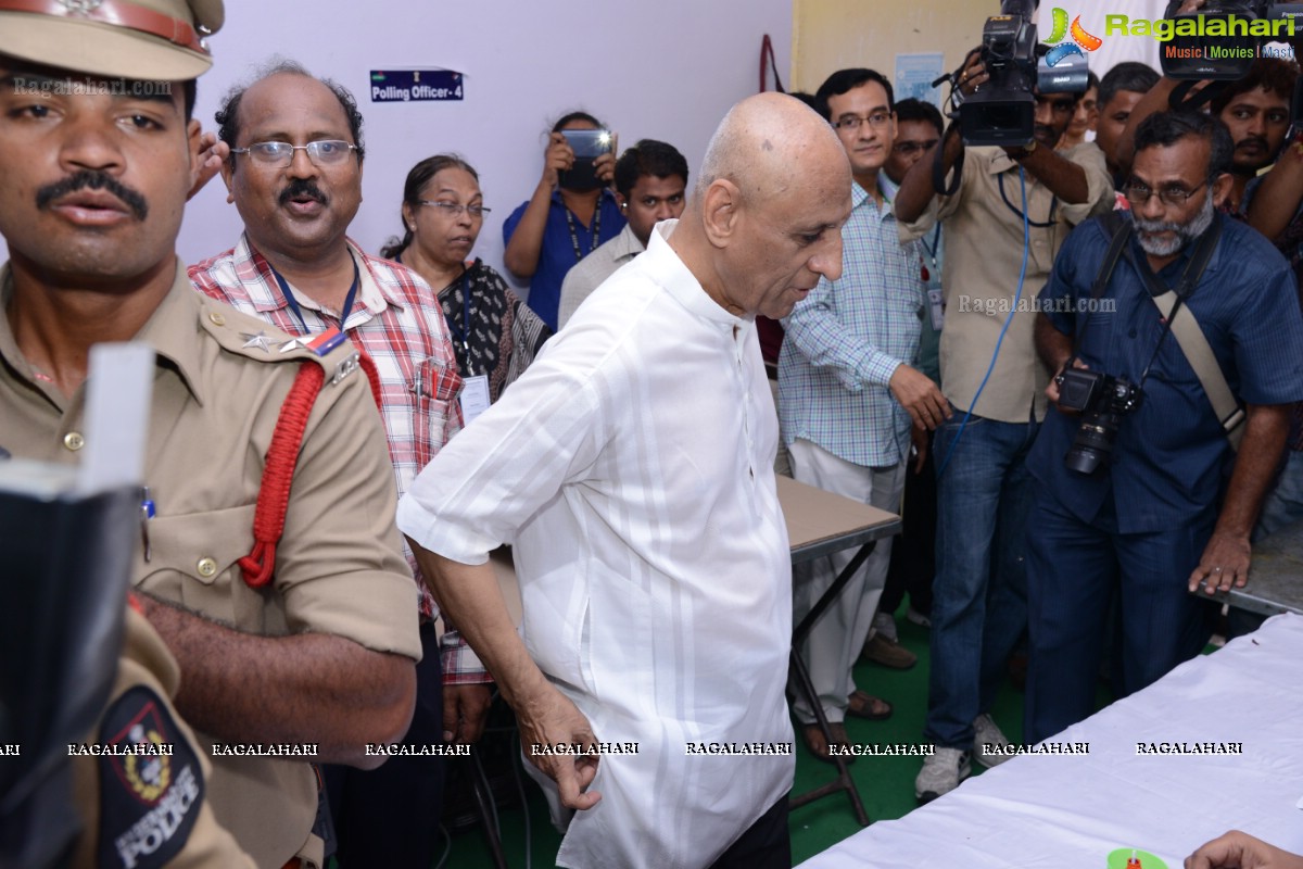 Governor ESL Narasimhan casts his vote at Anganwadi Center, Hyderabad