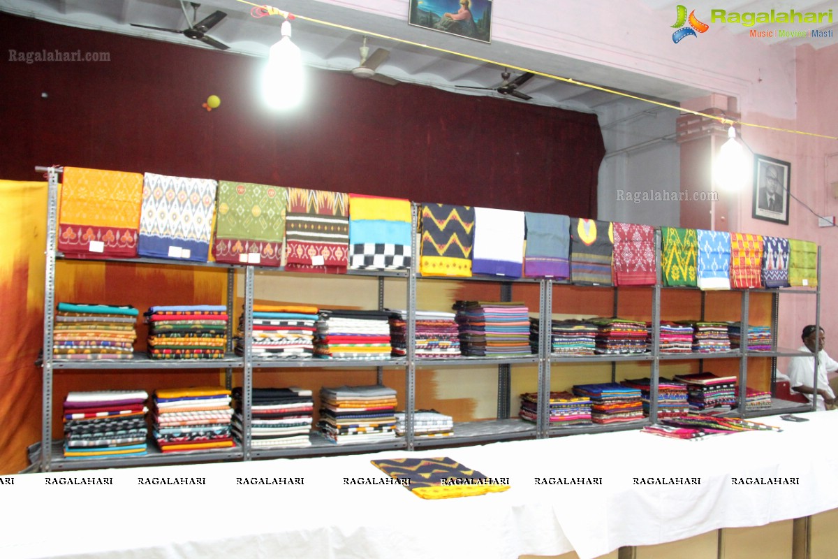Alekhya Inaugurates Pochampally IKAT Art Mela’ 2014