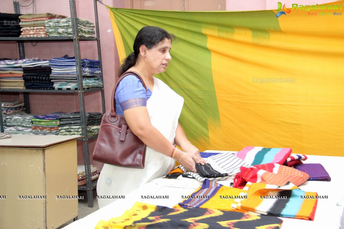 Alekhya Inaugurates Pochampally IKAT Art Mela’ 2014