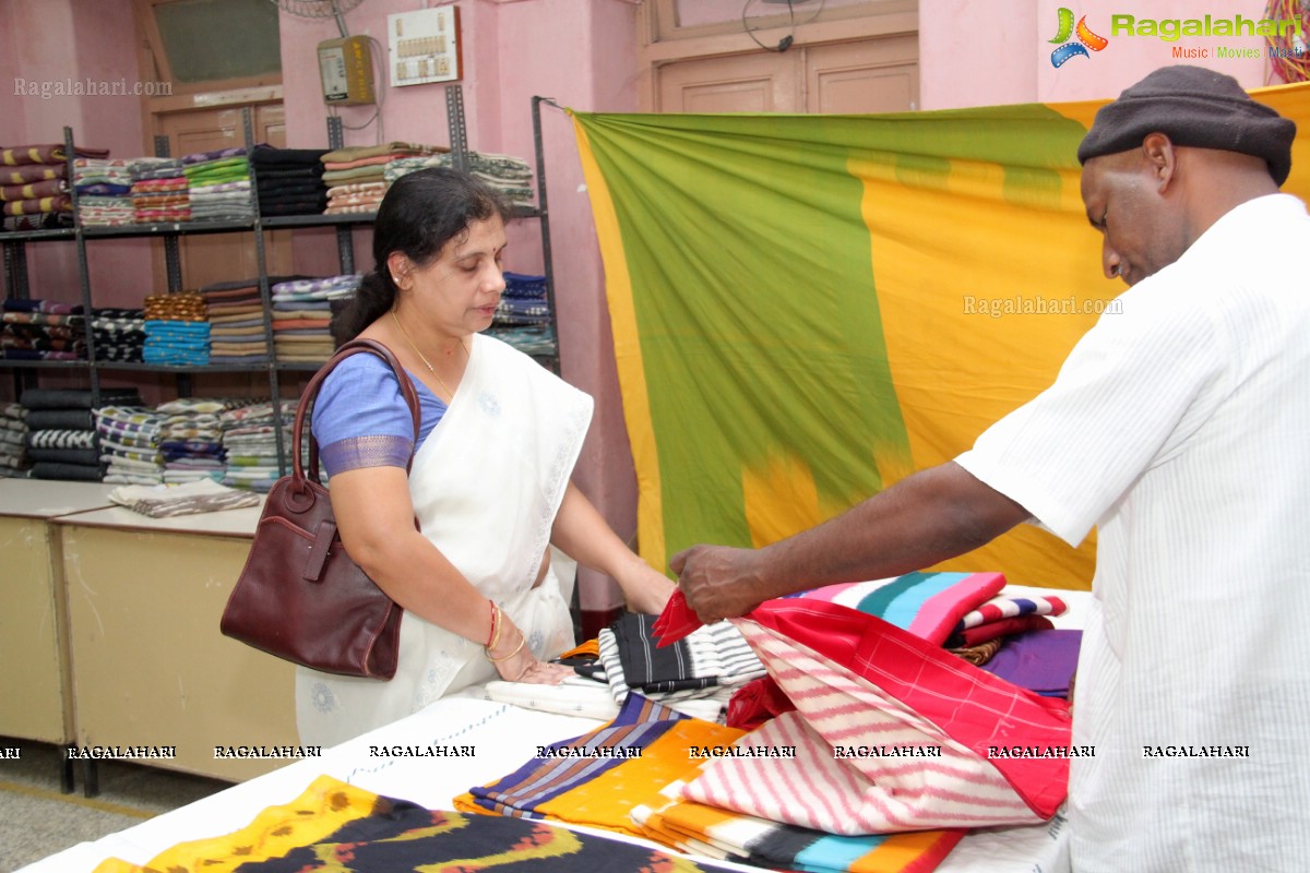 Alekhya Inaugurates Pochampally IKAT Art Mela’ 2014