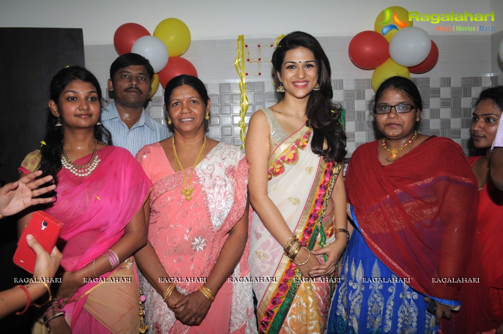 Shraddha Das launches Shri Dhanwantari Diagnostic Center, Proddatur