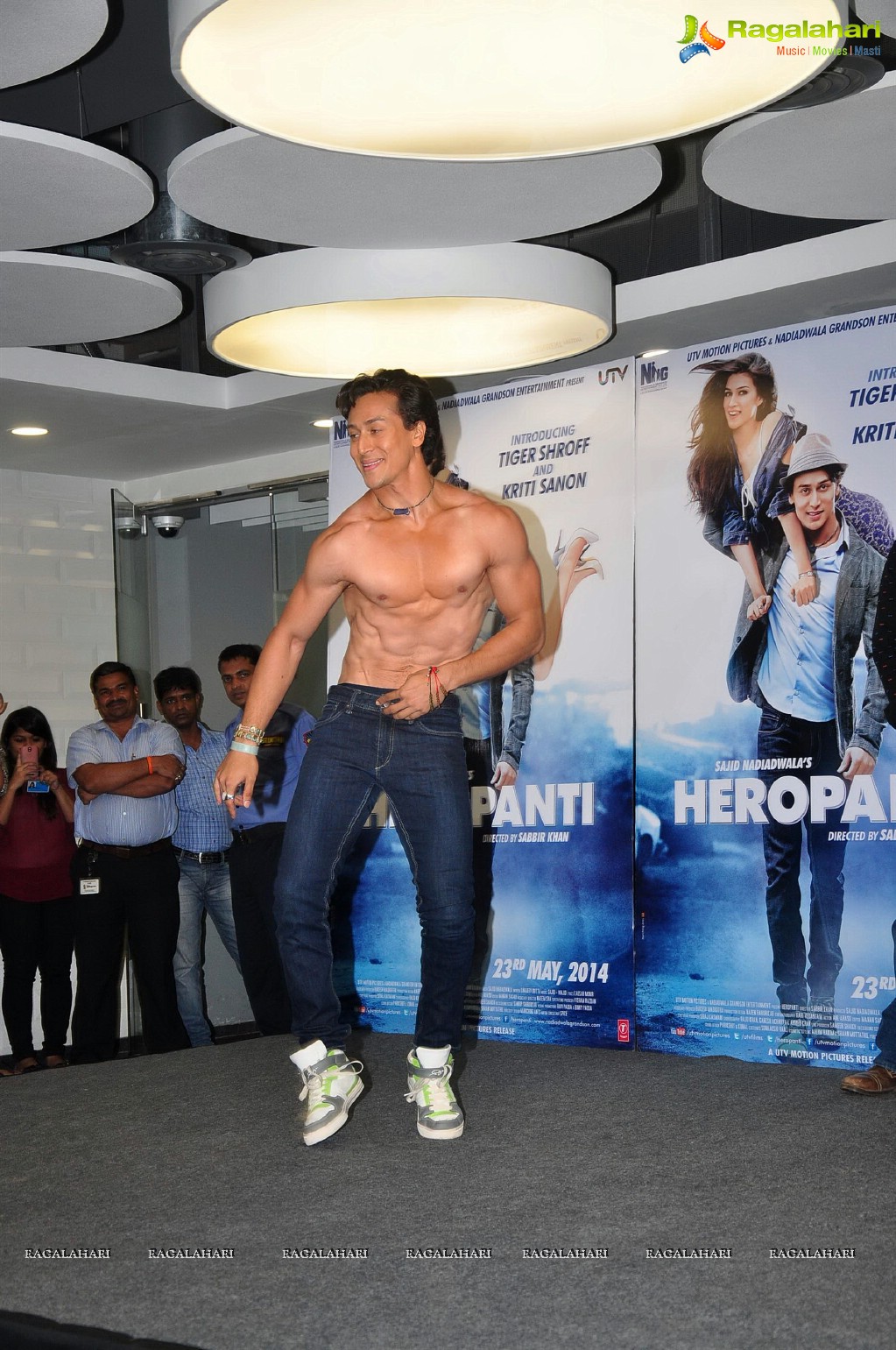 Tiger Shroff, Kriti Sanon celebrated World Dance Day with Fans