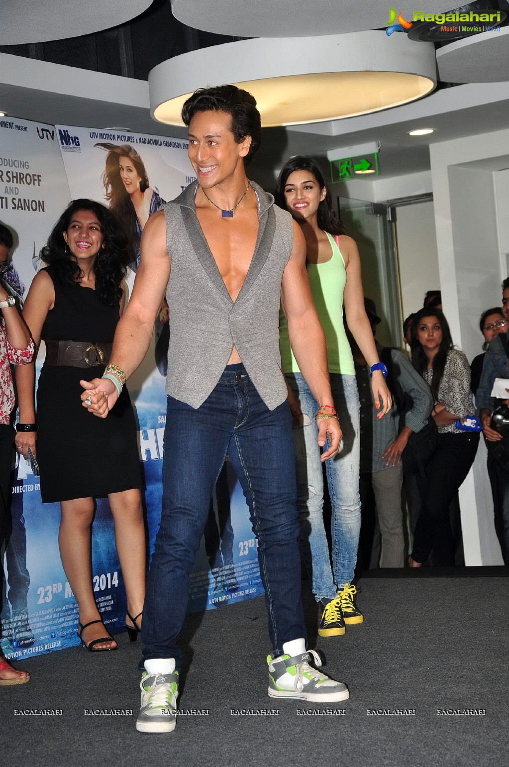 Tiger Shroff, Kriti Sanon celebrated World Dance Day with Fans