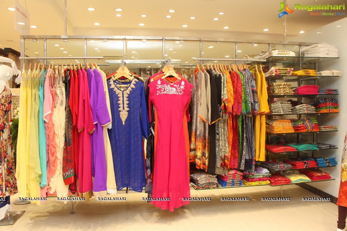 Neeru's Grand Launch by Karisma Kapoor at Kukatpally, Hyderabad