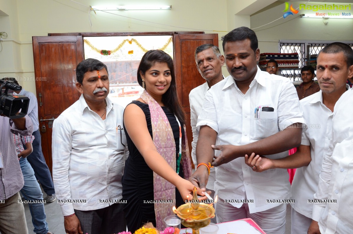 Anusha inaugurates Pochampally IKAT Art Mela at Y.W.C.A, Hyderabad