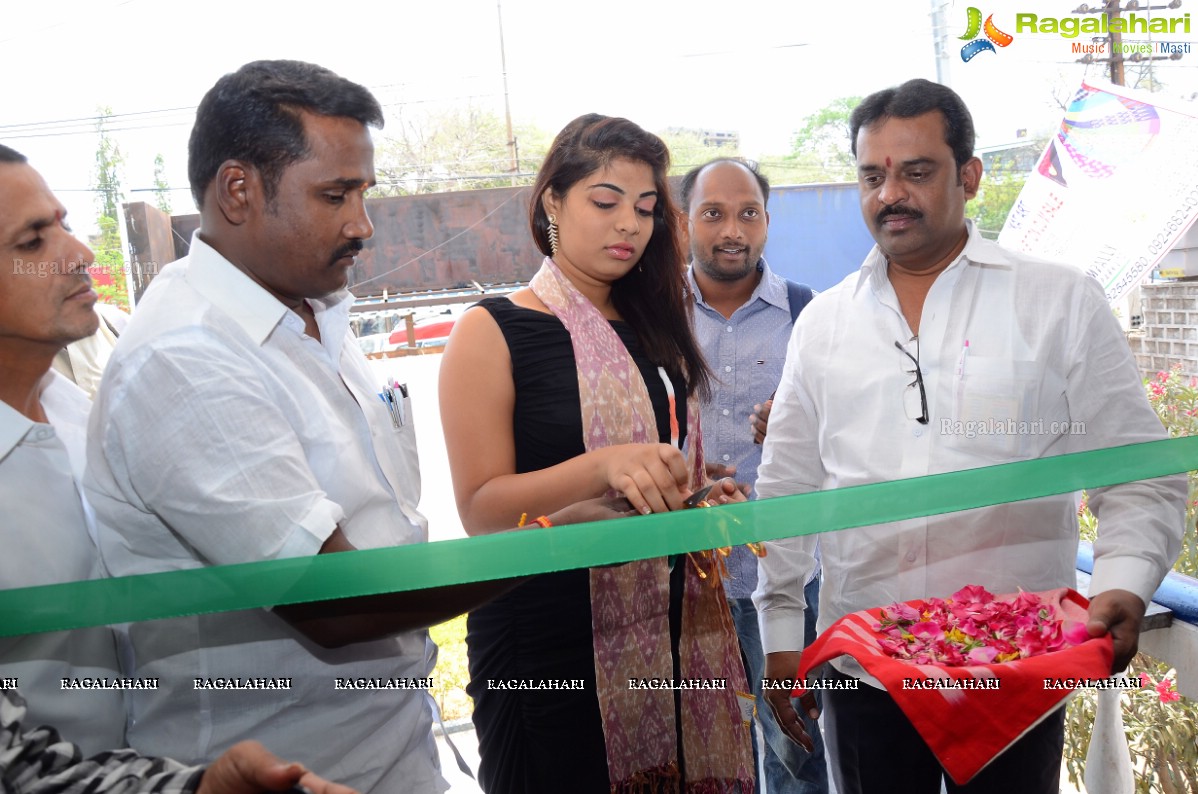 Anusha inaugurates Pochampally IKAT Art Mela at Y.W.C.A, Hyderabad