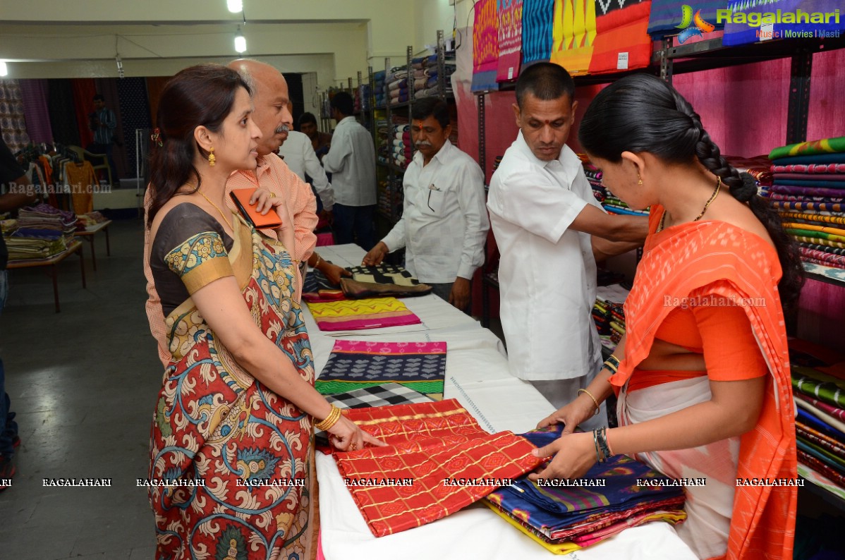 Anusha inaugurates Pochampally IKAT Art Mela at Y.W.C.A, Hyderabad