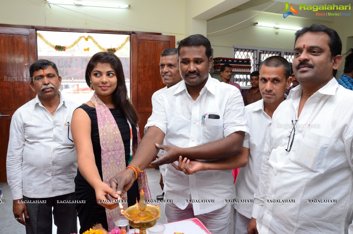 Anusha inaugurates Pochampally IKAT Art Mela at Y.W.C.A, Hyderabad
