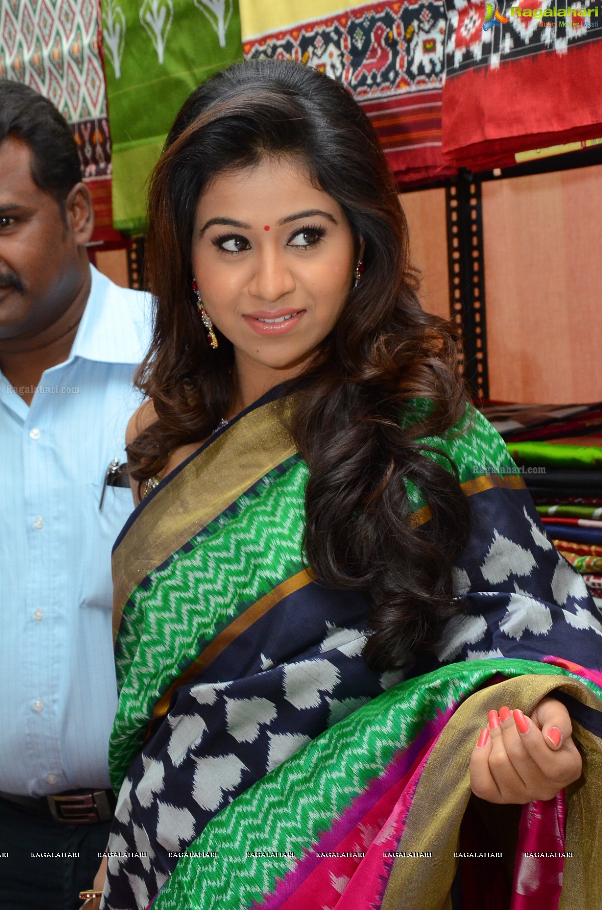 Manali Rathod launches Pochampally IKAT Art Mela 2015