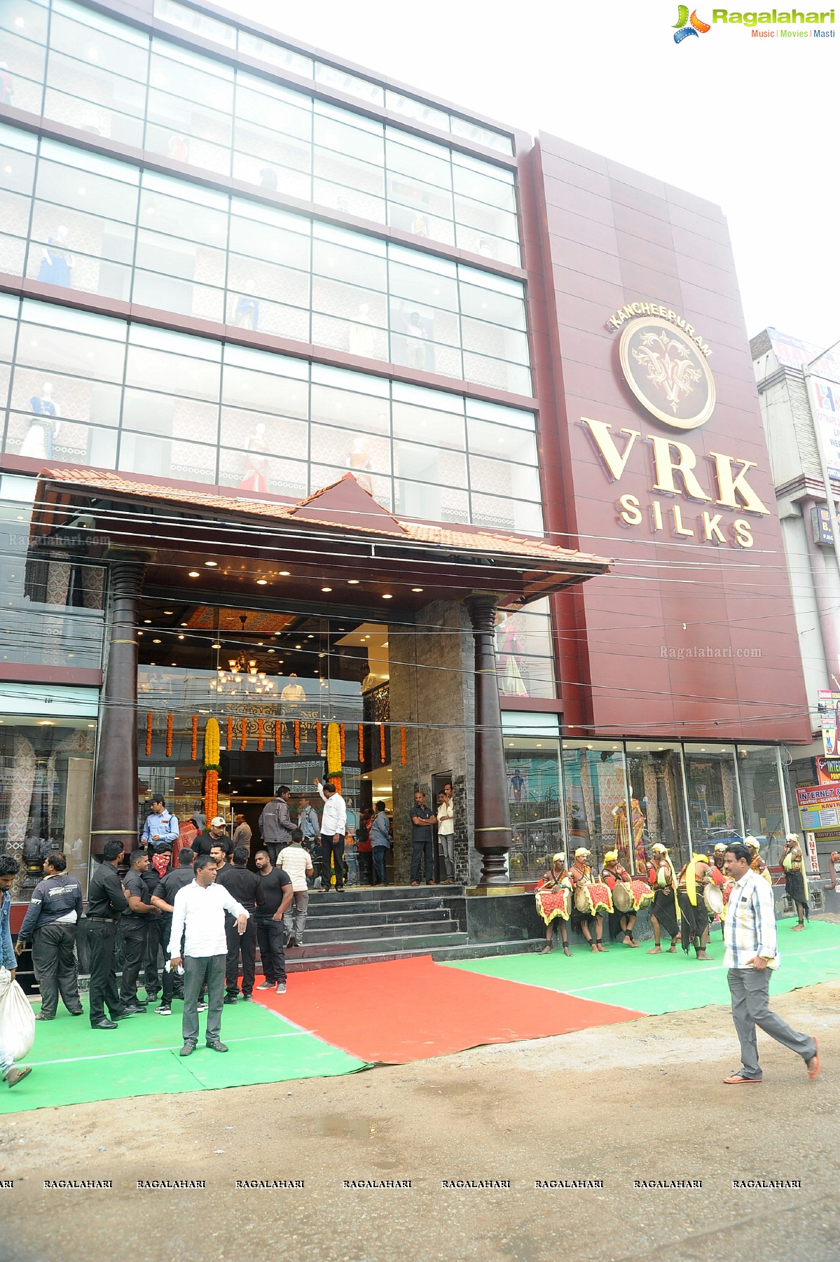 Pranitha Subhash launches Kancheepuram VRK Silks at Kukatpally