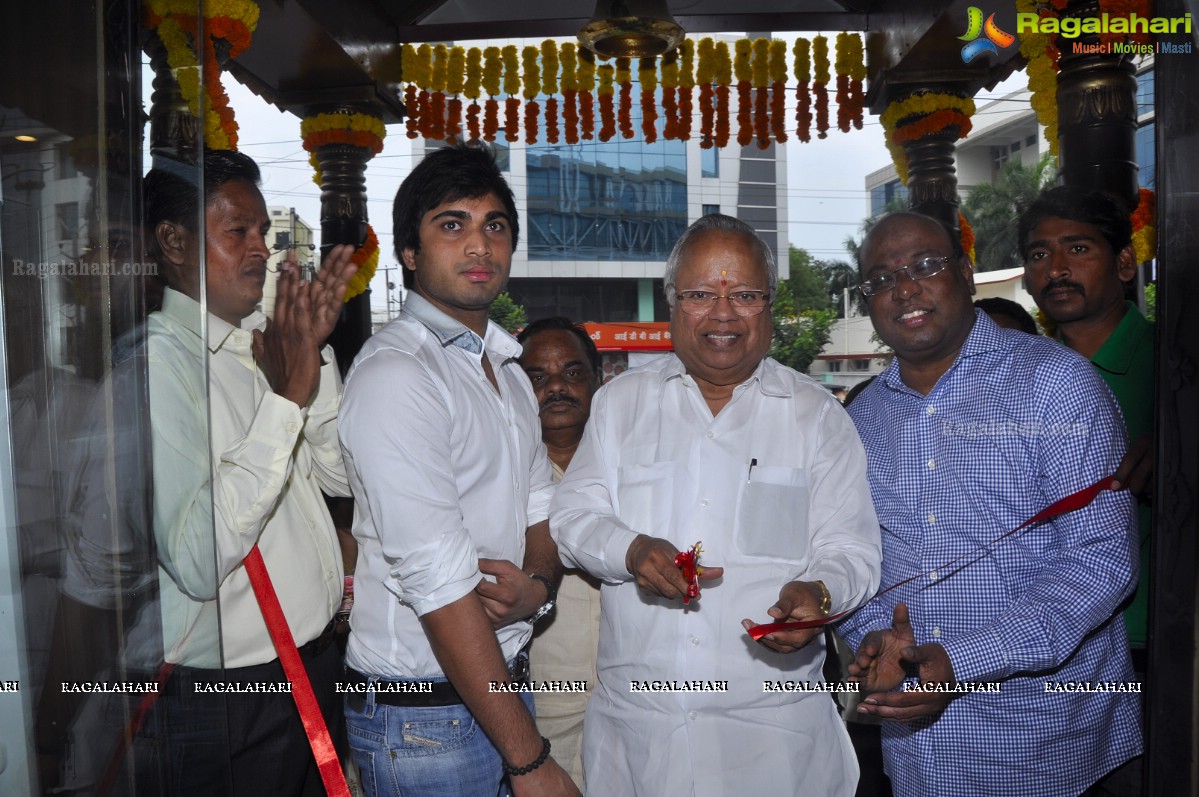 Pranitha Subhash launches Kancheepuram VRK Silks at Kukatpally