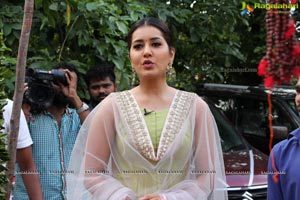 Raashi Khanna Memu Saitham