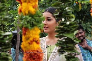 Raashi Khanna Memu Saitham