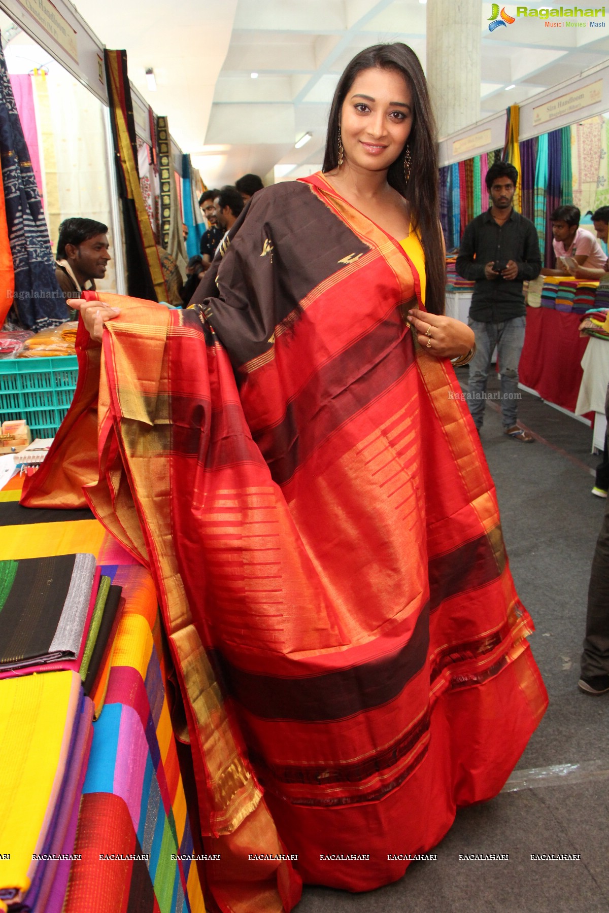 Bhanu Sree & Bina Mehta inaugurates Silk India Expo 2016 at Sri Satya sai Nigamagamam, Hyderabad