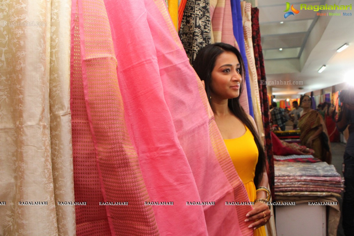 Bhanu Sree & Bina Mehta inaugurates Silk India Expo 2016 at Sri Satya sai Nigamagamam, Hyderabad