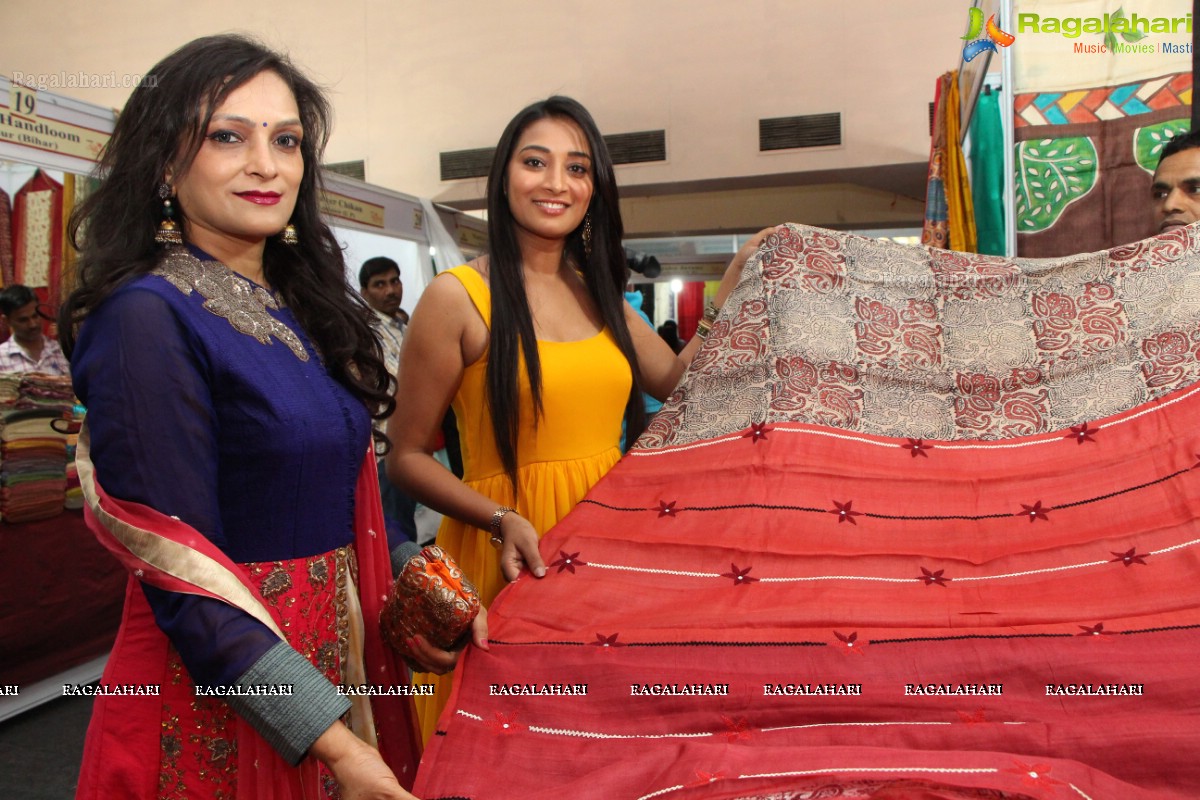 Bhanu Sree & Bina Mehta inaugurates Silk India Expo 2016 at Sri Satya sai Nigamagamam, Hyderabad