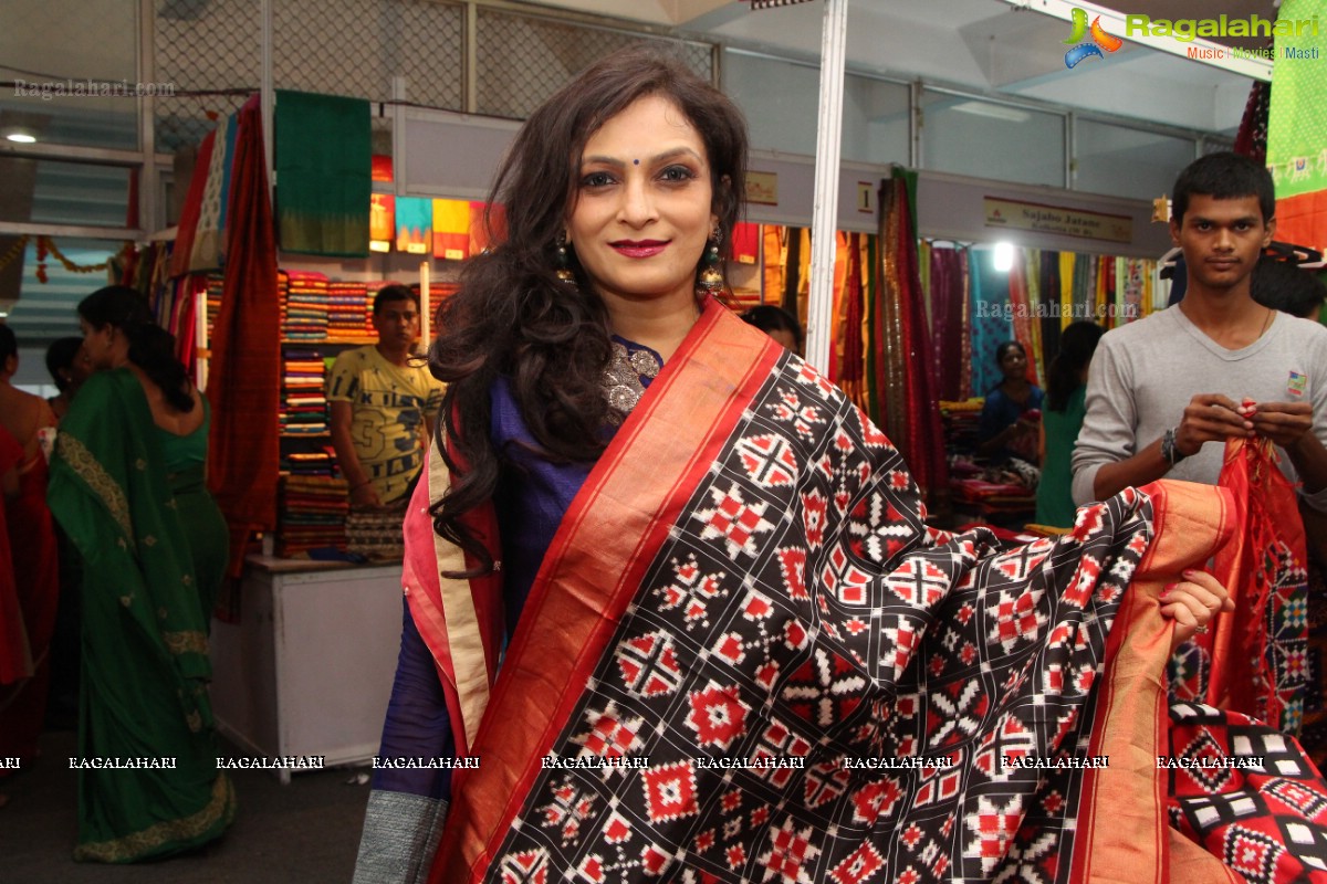 Bhanu Sree & Bina Mehta inaugurates Silk India Expo 2016 at Sri Satya sai Nigamagamam, Hyderabad