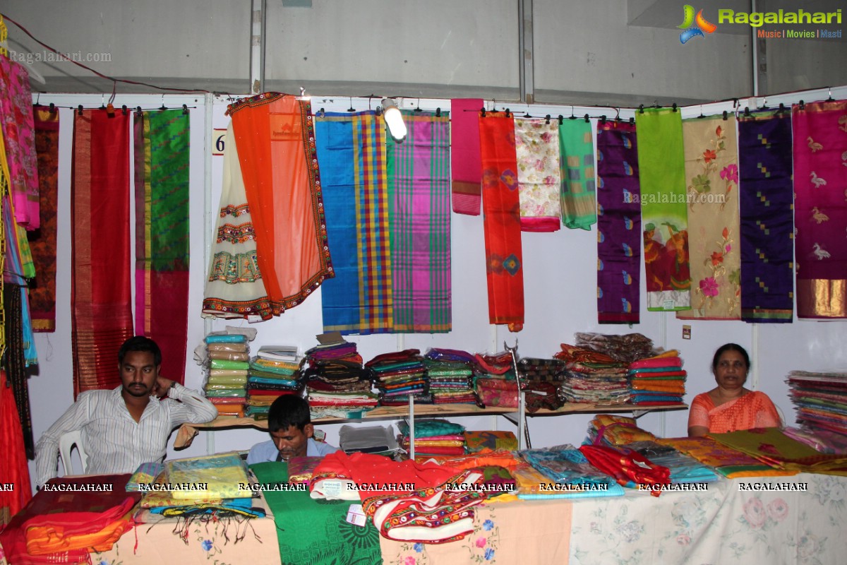 Bhanu Sree & Bina Mehta inaugurates Silk India Expo 2016 at Sri Satya sai Nigamagamam, Hyderabad