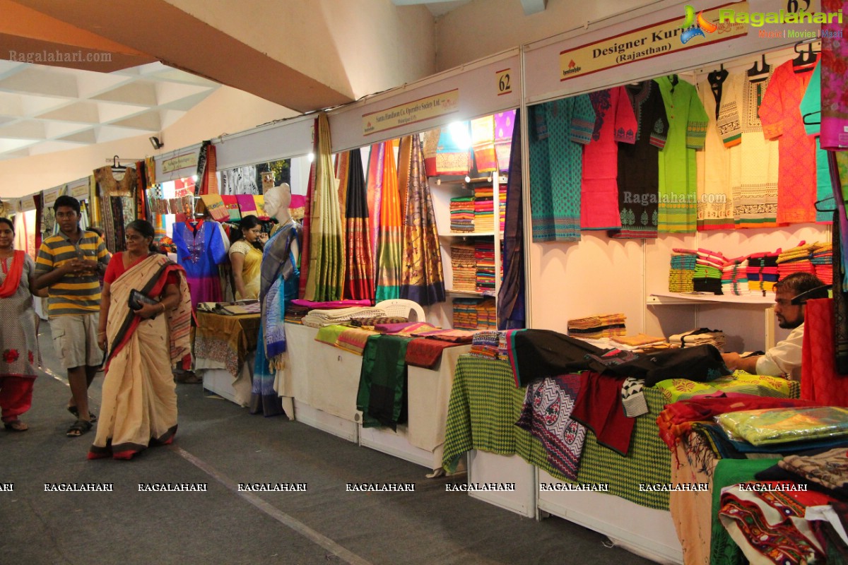 Bhanu Sree & Bina Mehta inaugurates Silk India Expo 2016 at Sri Satya sai Nigamagamam, Hyderabad