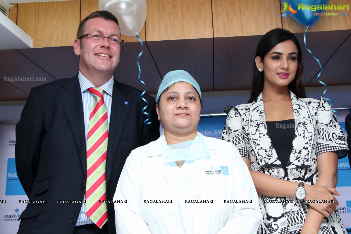 Sonal Chauhan launches ReLEx SMILE Technology by Maxivision Super Specialty Eye Hospital 