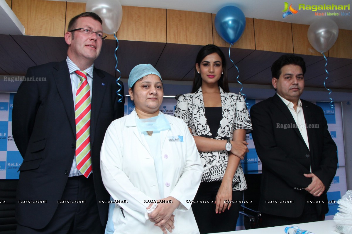 Sonal Chauhan launches ReLEx SMILE Technology by Maxivision Super Specialty Eye Hospital 