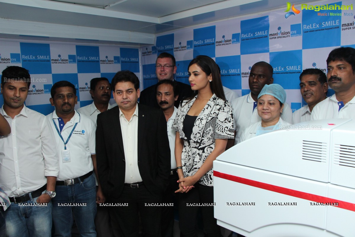 Sonal Chauhan launches ReLEx SMILE Technology by Maxivision Super Specialty Eye Hospital 
