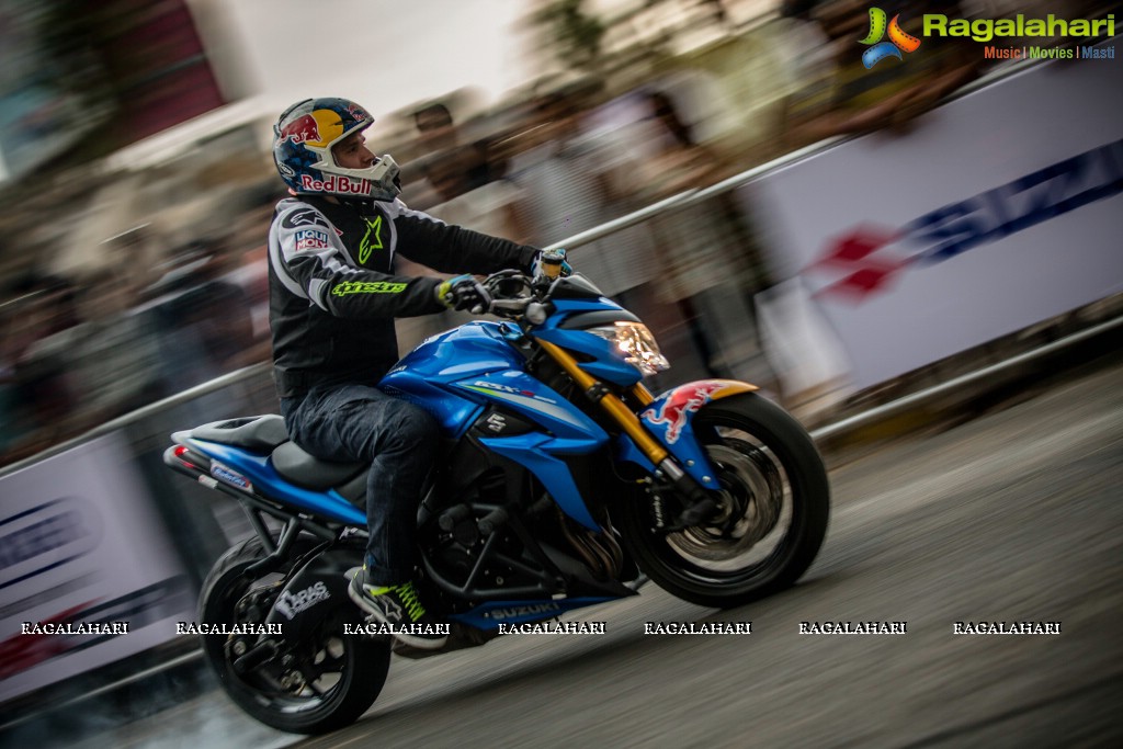 Freestyle stunt-rider Aras Gibieza enthralls Hyderabad on the Suzuki Gixxer Day!