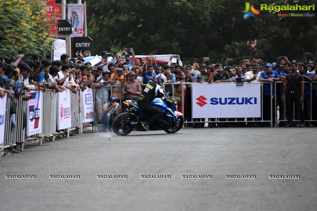 Freestyle stunt-rider Aras Gibieza enthralls Hyderabad on the Suzuki Gixxer Day!