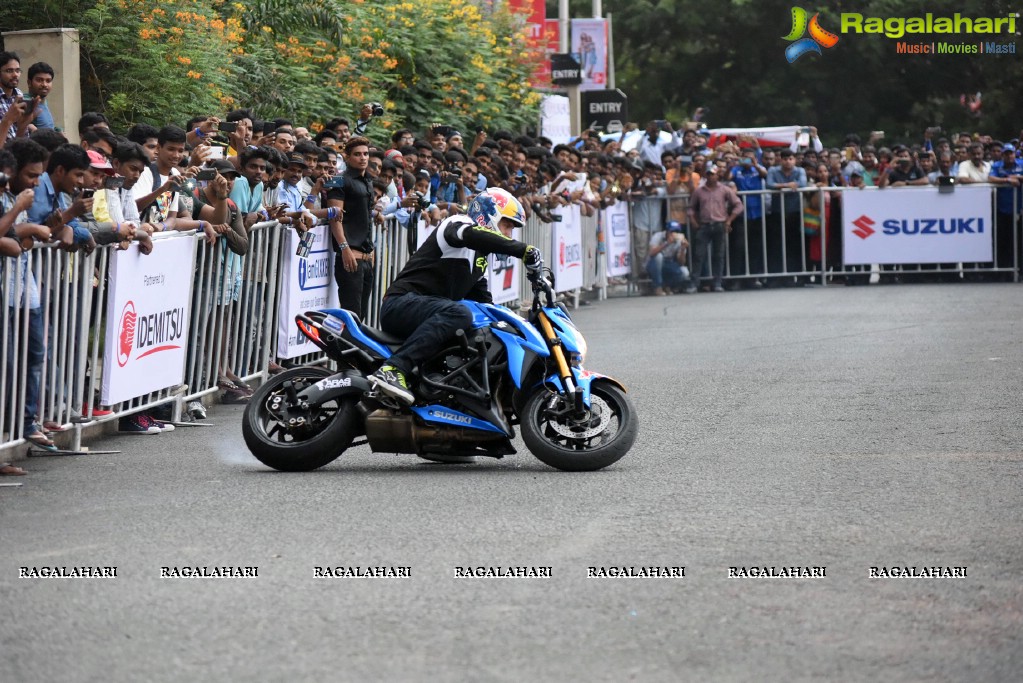 Freestyle stunt-rider Aras Gibieza enthralls Hyderabad on the Suzuki Gixxer Day!