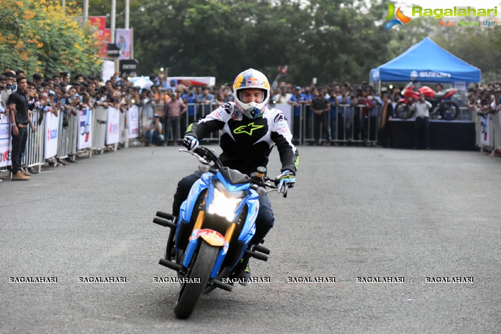 Freestyle stunt-rider Aras Gibieza enthralls Hyderabad on the Suzuki Gixxer Day!