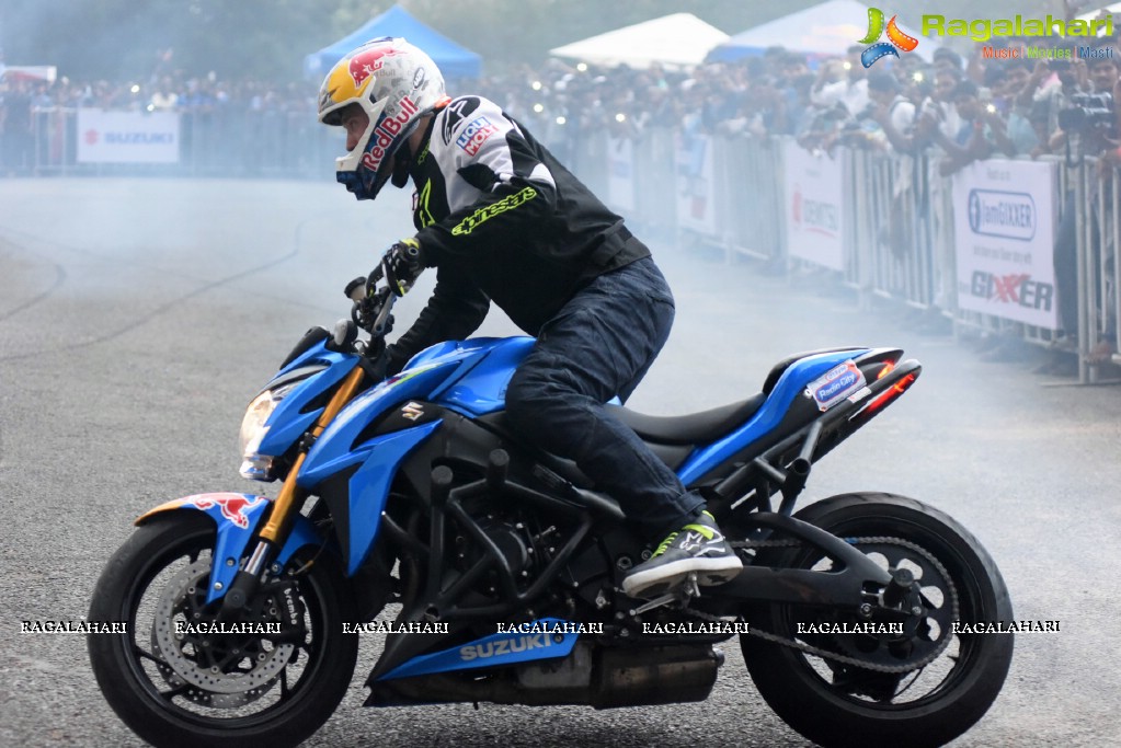 Freestyle stunt-rider Aras Gibieza enthralls Hyderabad on the Suzuki Gixxer Day!