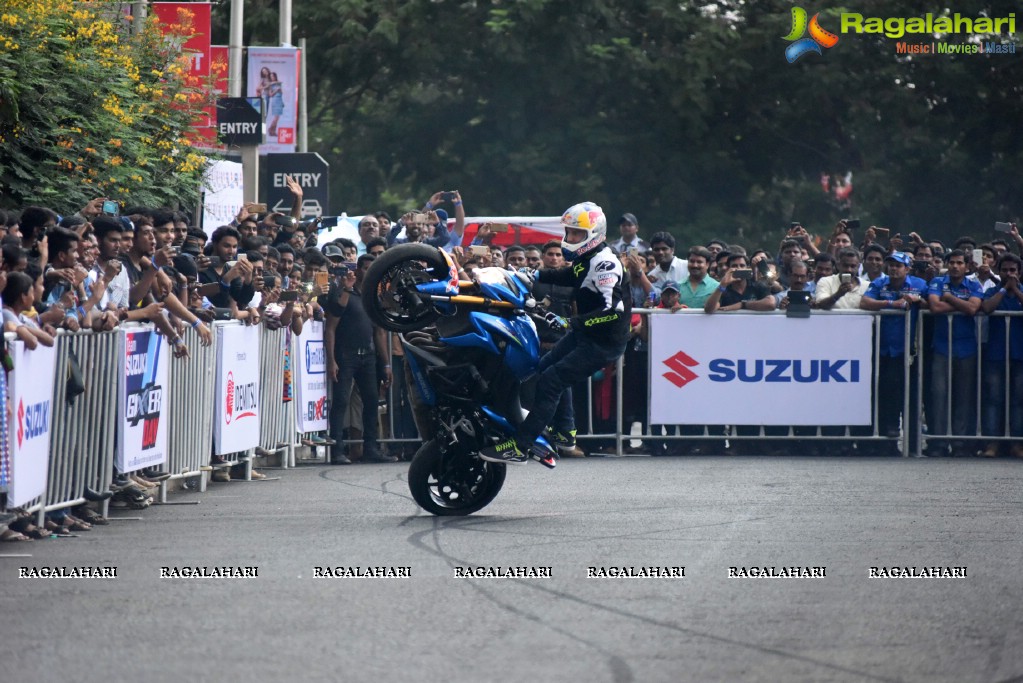 Freestyle stunt-rider Aras Gibieza enthralls Hyderabad on the Suzuki Gixxer Day!