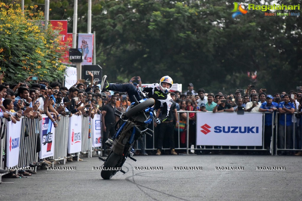 Freestyle stunt-rider Aras Gibieza enthralls Hyderabad on the Suzuki Gixxer Day!