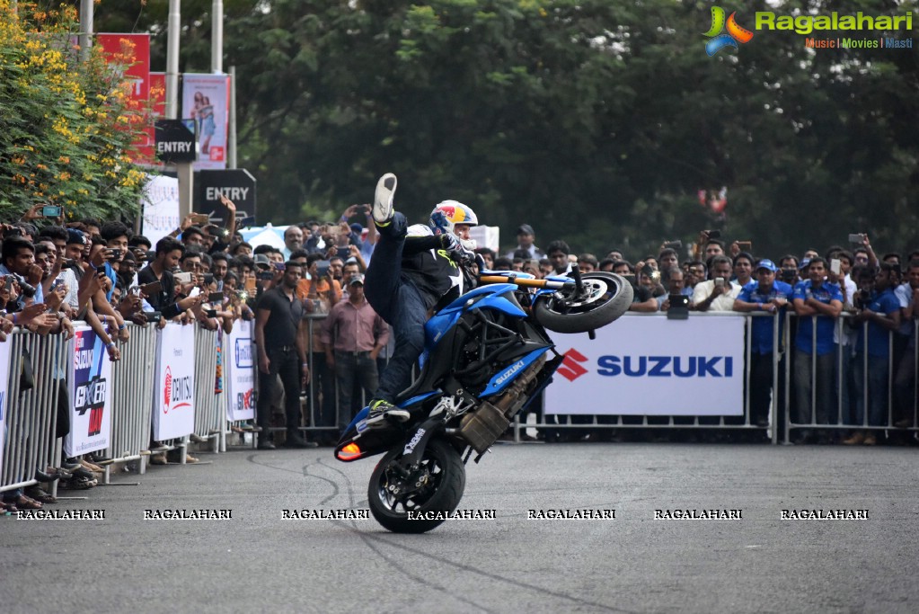 Freestyle stunt-rider Aras Gibieza enthralls Hyderabad on the Suzuki Gixxer Day!