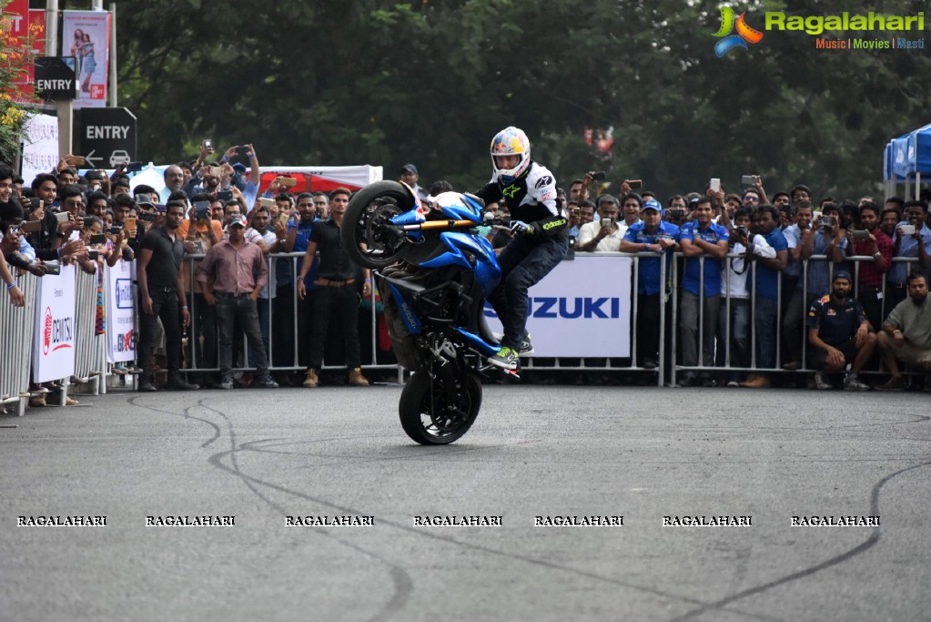 Freestyle stunt-rider Aras Gibieza enthralls Hyderabad on the Suzuki Gixxer Day!