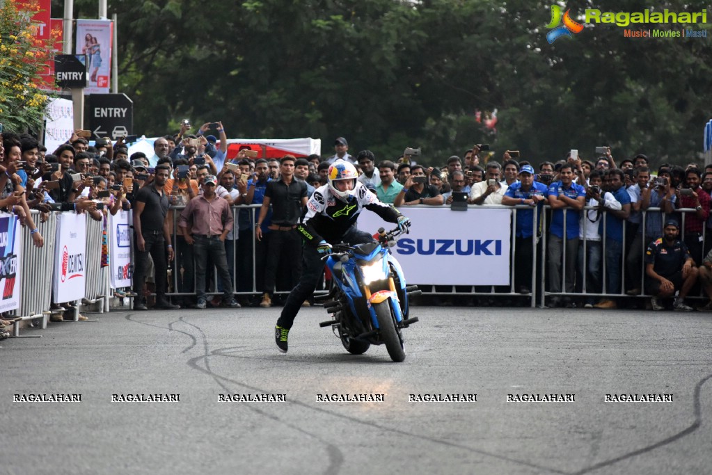 Freestyle stunt-rider Aras Gibieza enthralls Hyderabad on the Suzuki Gixxer Day!