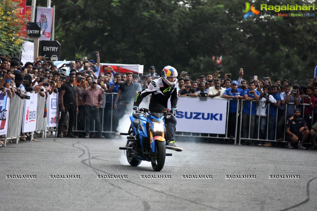 Freestyle stunt-rider Aras Gibieza enthralls Hyderabad on the Suzuki Gixxer Day!